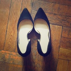 Pointed suede shoes